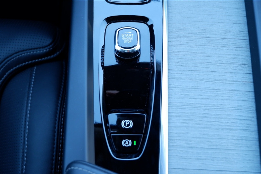 Volvo XC60 2.0 T6 Ultra Dark. AWD / PHEV Long range / Full Option / INCL. f