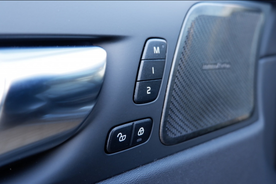 Volvo XC60 2.0 T6 Ultra Dark. AWD / PHEV Long range / Full Option / INCL. f