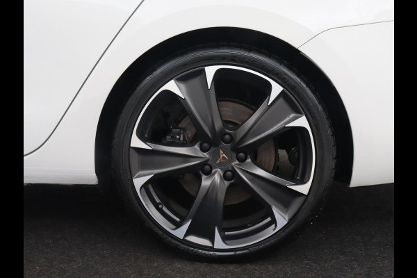 CUPRA Leon 1.4 eHybrid VZ | 245pk | Panoramadak | Stoelverwarming | Camera | Carplay | Adaptive cruise | Keyless | Navigatie | 19'' | Sportstoelen | Full LED | PHEV | Plug In