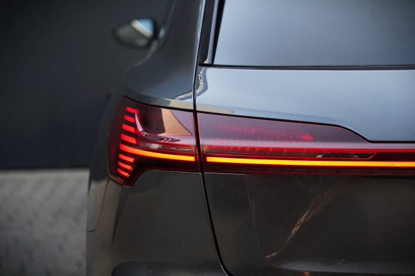 Audi e-tron 50 quattro S edition 71 kWh | S Line | Black Edition | Panoramadak | Memory Seats | Camera | Luchtvering | Adaptive Cruise Control | Keyless | Matrix LED | Leder | Stoelverwarming | NAP | BTW