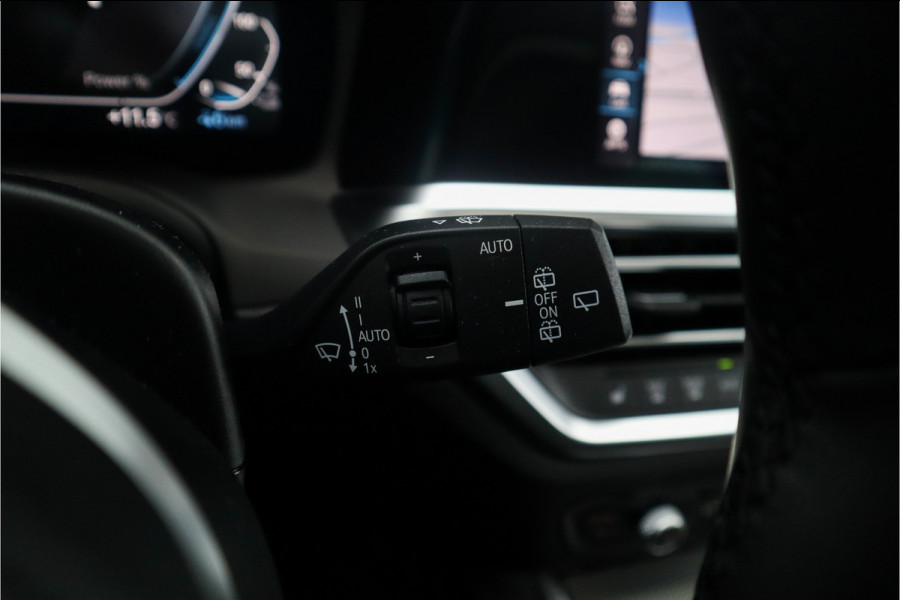 BMW 3 Serie Touring 330e xDrive M-Sport Panorama / 19inch / Harman Kardon /