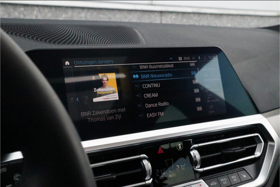 BMW 3 Serie Touring 330e xDrive M-Sport Panorama / 19inch / Harman Kardon /