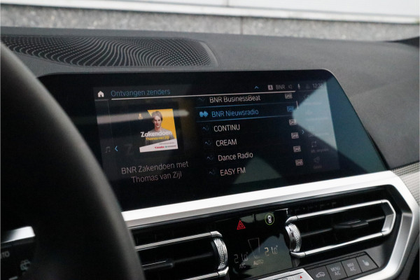 BMW 3 Serie Touring 330e xDrive M-Sport Panorama / 19inch / Harman Kardon /