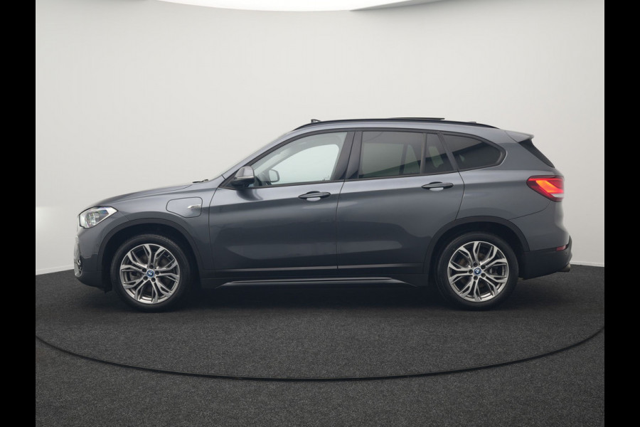 BMW X1 xDrive25e Sportline Plug In Hybrid 221pk Dealer O.H. PHEV | Trekhaak | Panodak | Adaptive Cruise | Camera | Lederen Sportstoelen Memory & Verwarmd | Sfeerverlichting | Navigatie | DAB |