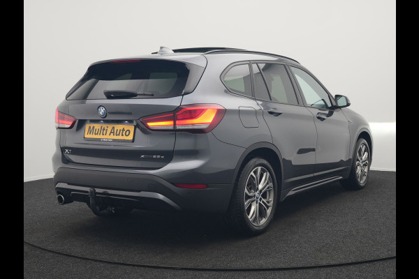 BMW X1 xDrive25e Sportline Plug In Hybrid 221pk Dealer O.H. PHEV | Trekhaak | Panodak | Adaptive Cruise | Camera | Lederen Sportstoelen Memory & Verwarmd | Sfeerverlichting | Navigatie | DAB |