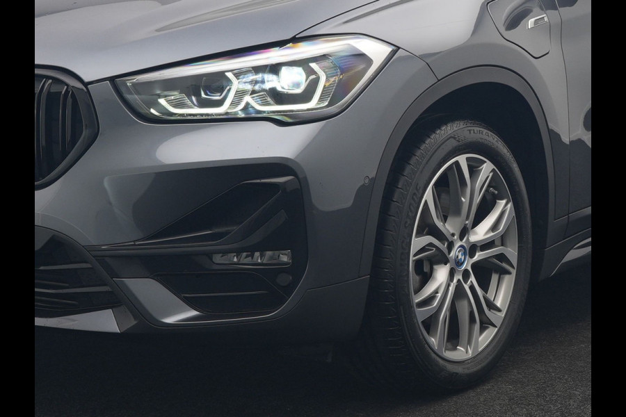 BMW X1 xDrive25e Sportline Plug In Hybrid 221pk Dealer O.H. PHEV | Trekhaak | Panodak | Adaptive Cruise | Camera | Lederen Sportstoelen Memory & Verwarmd | Sfeerverlichting | Navigatie | DAB |