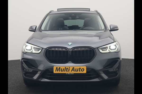 BMW X1 xDrive25e Sportline Plug In Hybrid 221pk Dealer O.H. PHEV | Trekhaak | Panodak | Adaptive Cruise | Camera | Lederen Sportstoelen Memory & Verwarmd | Sfeerverlichting | Navigatie | DAB |