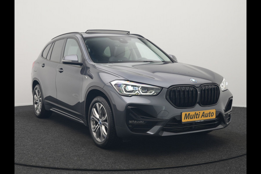BMW X1 xDrive25e Sportline Plug In Hybrid 221pk Dealer O.H. PHEV | Trekhaak | Panodak | Adaptive Cruise | Camera | Lederen Sportstoelen Memory & Verwarmd | Sfeerverlichting | Navigatie | DAB |
