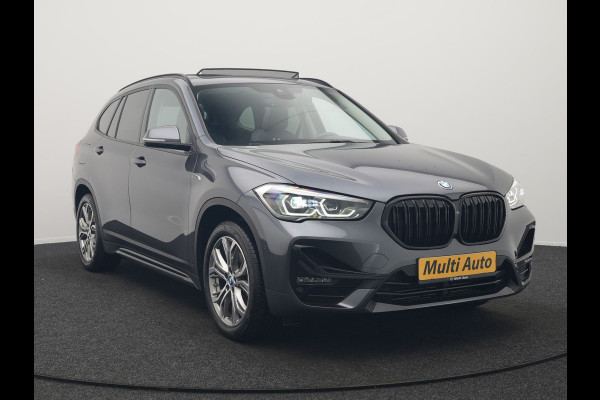 BMW X1 xDrive25e Sportline Plug In Hybrid 221pk Dealer O.H. PHEV | Trekhaak | Panodak | Adaptive Cruise | Camera | Lederen Sportstoelen Memory & Verwarmd | Sfeerverlichting | Navigatie | DAB |
