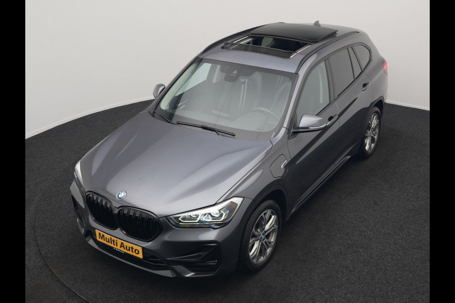 BMW X1 xDrive25e Sportline Plug In Hybrid 221pk Dealer O.H. PHEV | Trekhaak | Panodak | Adaptive Cruise | Camera | Lederen Sportstoelen Memory & Verwarmd | Sfeerverlichting | Navigatie | DAB |