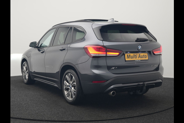 BMW X1 xDrive25e Sportline Plug In Hybrid 221pk Dealer O.H. PHEV | Trekhaak | Panodak | Adaptive Cruise | Camera | Lederen Sportstoelen Memory & Verwarmd | Sfeerverlichting | Navigatie | DAB |