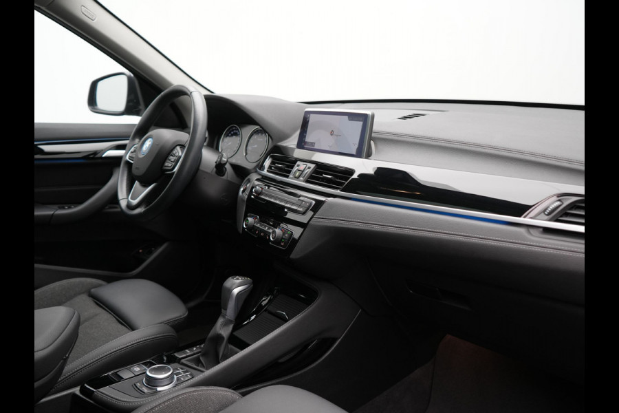 BMW X1 xDrive25e Sportline Plug In Hybrid 221pk Dealer O.H. PHEV | Trekhaak | Panodak | Adaptive Cruise | Camera | Lederen Sportstoelen Memory & Verwarmd | Sfeerverlichting | Navigatie | DAB |