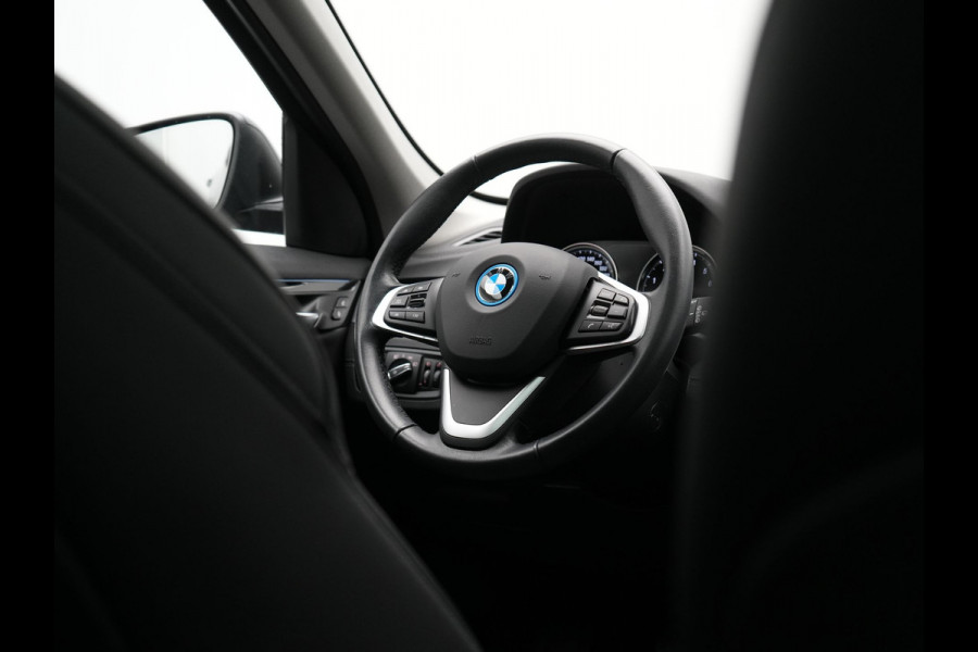 BMW X1 xDrive25e Sportline Plug In Hybrid 221pk Dealer O.H. PHEV | Trekhaak | Panodak | Adaptive Cruise | Camera | Lederen Sportstoelen Memory & Verwarmd | Sfeerverlichting | Navigatie | DAB |