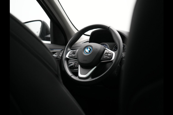 BMW X1 xDrive25e Sportline Plug In Hybrid 221pk Dealer O.H. PHEV | Trekhaak | Panodak | Adaptive Cruise | Camera | Lederen Sportstoelen Memory & Verwarmd | Sfeerverlichting | Navigatie | DAB |