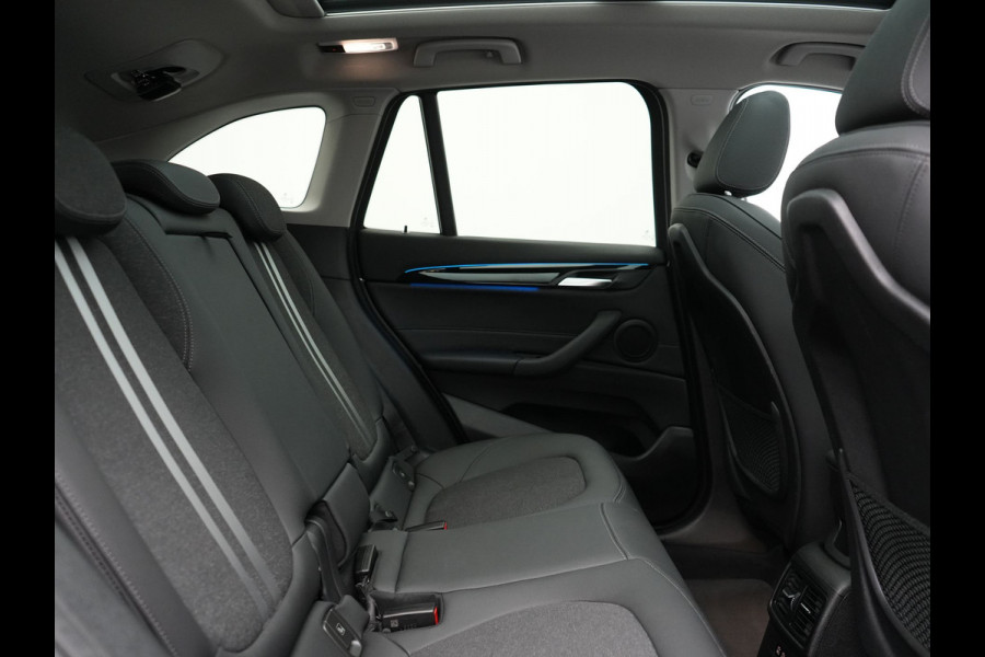 BMW X1 xDrive25e Sportline Plug In Hybrid 221pk Dealer O.H. PHEV | Trekhaak | Panodak | Adaptive Cruise | Camera | Lederen Sportstoelen Memory & Verwarmd | Sfeerverlichting | Navigatie | DAB |