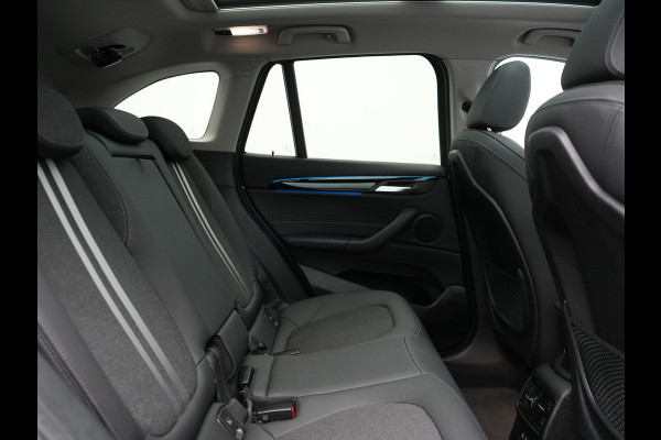 BMW X1 xDrive25e Sportline Plug In Hybrid 221pk Dealer O.H. PHEV | Trekhaak | Panodak | Adaptive Cruise | Camera | Lederen Sportstoelen Memory & Verwarmd | Sfeerverlichting | Navigatie | DAB |