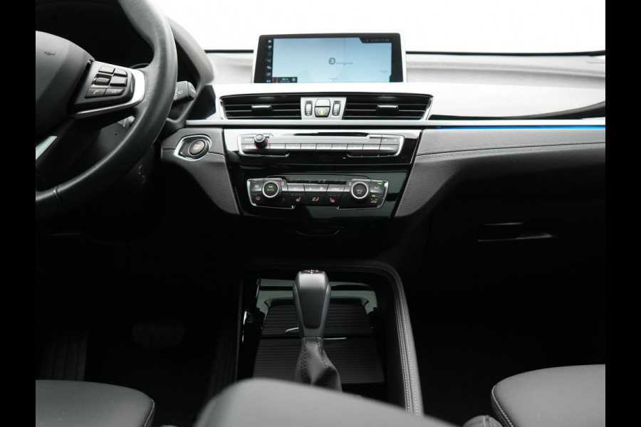 BMW X1 xDrive25e Sportline Plug In Hybrid 221pk Dealer O.H. PHEV | Trekhaak | Panodak | Adaptive Cruise | Camera | Lederen Sportstoelen Memory & Verwarmd | Sfeerverlichting | Navigatie | DAB |