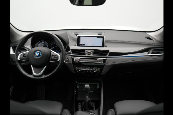 BMW X1 xDrive25e Sportline Plug In Hybrid 221pk Dealer O.H. PHEV | Trekhaak | Panodak | Adaptive Cruise | Camera | Lederen Sportstoelen Memory & Verwarmd | Sfeerverlichting | Navigatie | DAB |