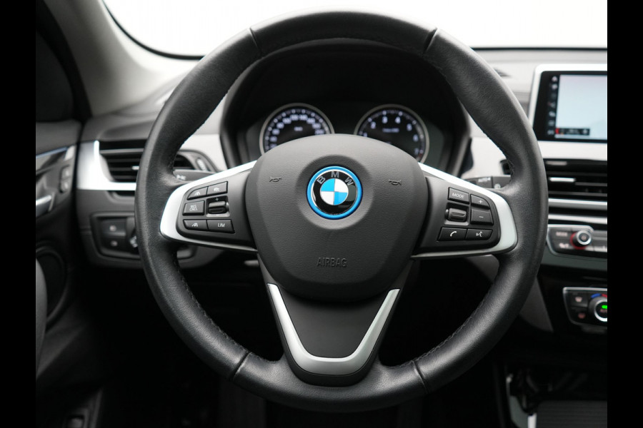 BMW X1 xDrive25e Sportline Plug In Hybrid 221pk Dealer O.H. PHEV | Trekhaak | Panodak | Adaptive Cruise | Camera | Lederen Sportstoelen Memory & Verwarmd | Sfeerverlichting | Navigatie | DAB |