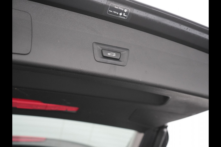 BMW X1 xDrive25e Sportline Plug In Hybrid 221pk Dealer O.H. PHEV | Trekhaak | Panodak | Adaptive Cruise | Camera | Lederen Sportstoelen Memory & Verwarmd | Sfeerverlichting | Navigatie | DAB |