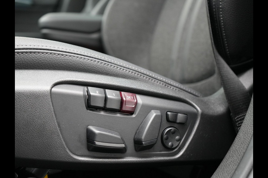 BMW X1 xDrive25e Sportline Plug In Hybrid 221pk Dealer O.H. PHEV | Trekhaak | Panodak | Adaptive Cruise | Camera | Lederen Sportstoelen Memory & Verwarmd | Sfeerverlichting | Navigatie | DAB |