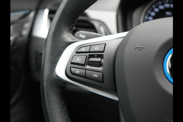 BMW X1 xDrive25e Sportline Plug In Hybrid 221pk Dealer O.H. PHEV | Trekhaak | Panodak | Adaptive Cruise | Camera | Lederen Sportstoelen Memory & Verwarmd | Sfeerverlichting | Navigatie | DAB |