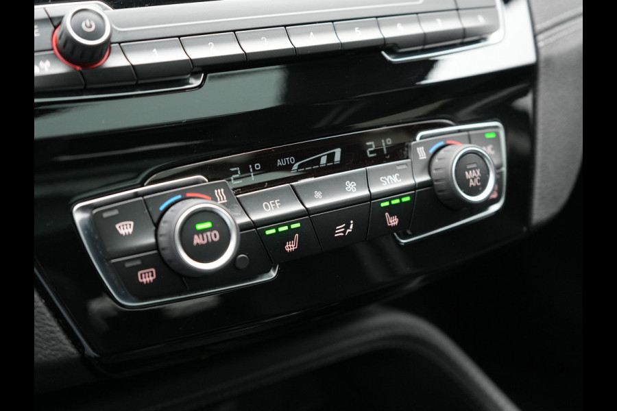 BMW X1 xDrive25e Sportline Plug In Hybrid 221pk Dealer O.H. PHEV | Trekhaak | Panodak | Adaptive Cruise | Camera | Lederen Sportstoelen Memory & Verwarmd | Sfeerverlichting | Navigatie | DAB |