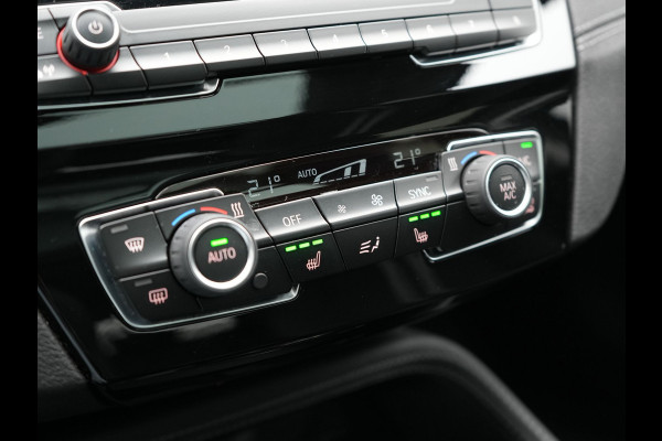 BMW X1 xDrive25e Sportline Plug In Hybrid 221pk Dealer O.H. PHEV | Trekhaak | Panodak | Adaptive Cruise | Camera | Lederen Sportstoelen Memory & Verwarmd | Sfeerverlichting | Navigatie | DAB |