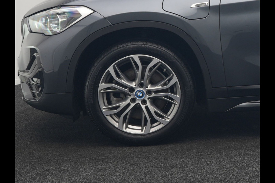 BMW X1 xDrive25e Sportline Plug In Hybrid 221pk Dealer O.H. PHEV | Trekhaak | Panodak | Adaptive Cruise | Camera | Lederen Sportstoelen Memory & Verwarmd | Sfeerverlichting | Navigatie | DAB |