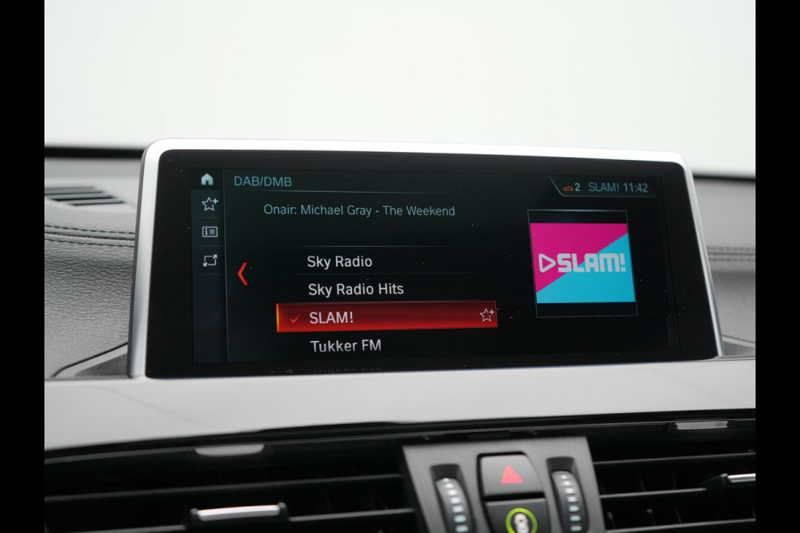 BMW X1 xDrive25e Sportline Plug In Hybrid 221pk Dealer O.H. PHEV | Trekhaak | Panodak | Adaptive Cruise | Camera | Lederen Sportstoelen Memory & Verwarmd | Sfeerverlichting | Navigatie | DAB |