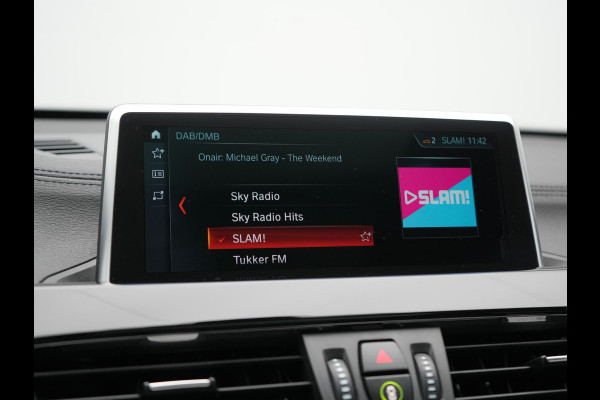 BMW X1 xDrive25e Sportline Plug In Hybrid 221pk Dealer O.H. PHEV | Trekhaak | Panodak | Adaptive Cruise | Camera | Lederen Sportstoelen Memory & Verwarmd | Sfeerverlichting | Navigatie | DAB |