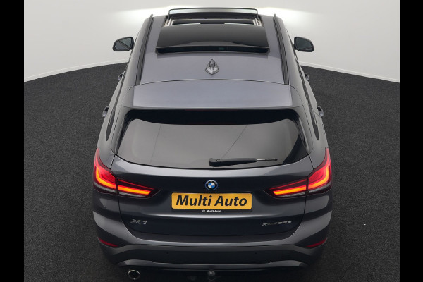BMW X1 xDrive25e Sportline Plug In Hybrid 221pk Dealer O.H. PHEV | Trekhaak | Panodak | Adaptive Cruise | Camera | Lederen Sportstoelen Memory & Verwarmd | Sfeerverlichting | Navigatie | DAB |