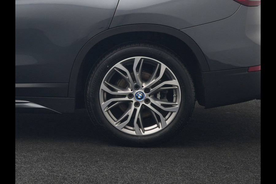 BMW X1 xDrive25e Sportline Plug In Hybrid 221pk Dealer O.H. PHEV | Trekhaak | Panodak | Adaptive Cruise | Camera | Lederen Sportstoelen Memory & Verwarmd | Sfeerverlichting | Navigatie | DAB |