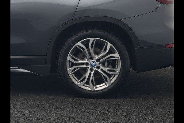 BMW X1 xDrive25e Sportline Plug In Hybrid 221pk Dealer O.H. PHEV | Trekhaak | Panodak | Adaptive Cruise | Camera | Lederen Sportstoelen Memory & Verwarmd | Sfeerverlichting | Navigatie | DAB |