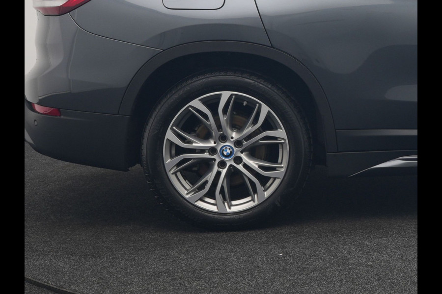 BMW X1 xDrive25e Sportline Plug In Hybrid 221pk Dealer O.H. PHEV | Trekhaak | Panodak | Adaptive Cruise | Camera | Lederen Sportstoelen Memory & Verwarmd | Sfeerverlichting | Navigatie | DAB |