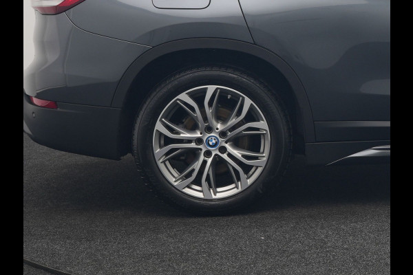 BMW X1 xDrive25e Sportline Plug In Hybrid 221pk Dealer O.H. PHEV | Trekhaak | Panodak | Adaptive Cruise | Camera | Lederen Sportstoelen Memory & Verwarmd | Sfeerverlichting | Navigatie | DAB |