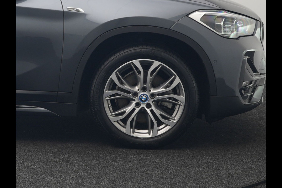 BMW X1 xDrive25e Sportline Plug In Hybrid 221pk Dealer O.H. PHEV | Trekhaak | Panodak | Adaptive Cruise | Camera | Lederen Sportstoelen Memory & Verwarmd | Sfeerverlichting | Navigatie | DAB |
