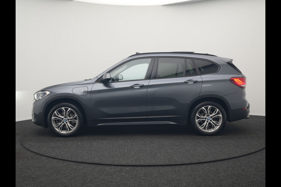BMW X1 xDrive25e Sportline Plug In Hybrid 221pk Dealer O.H PHEV | Panodak | Adaptive Cruise | Camera | Sportstoelen Verwarmd | Sfeerverlichting | Navigatie | DAB |