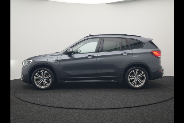 BMW X1 xDrive25e Sportline Plug In Hybrid 221pk Dealer O.H PHEV | Panodak | Adaptive Cruise | Camera | Sportstoelen Verwarmd | Sfeerverlichting | Navigatie | DAB |