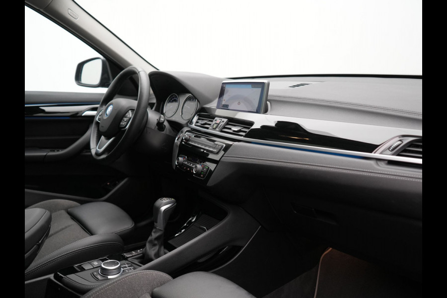 BMW X1 xDrive25e Sportline Plug In Hybrid 221pk Dealer O.H PHEV | Panodak | Adaptive Cruise | Camera | Sportstoelen Verwarmd | Sfeerverlichting | Navigatie | DAB |