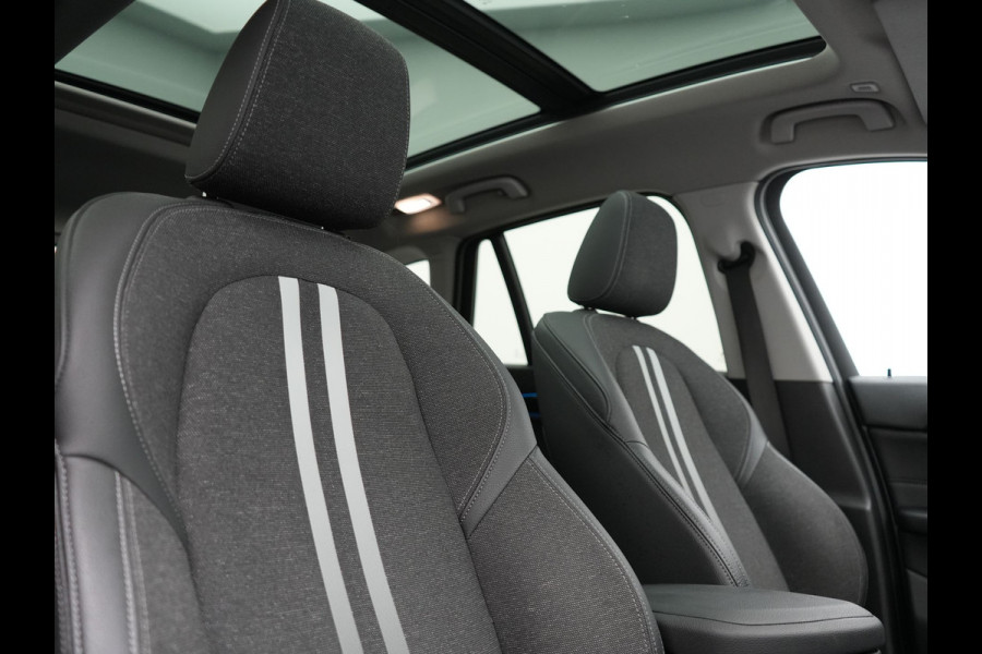 BMW X1 xDrive25e Sportline Plug In Hybrid 221pk Dealer O.H PHEV | Panodak | Adaptive Cruise | Camera | Sportstoelen Verwarmd | Sfeerverlichting | Navigatie | DAB |