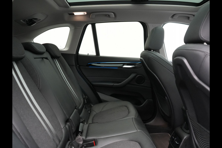 BMW X1 xDrive25e Sportline Plug In Hybrid 221pk Dealer O.H PHEV | Panodak | Adaptive Cruise | Camera | Sportstoelen Verwarmd | Sfeerverlichting | Navigatie | DAB |