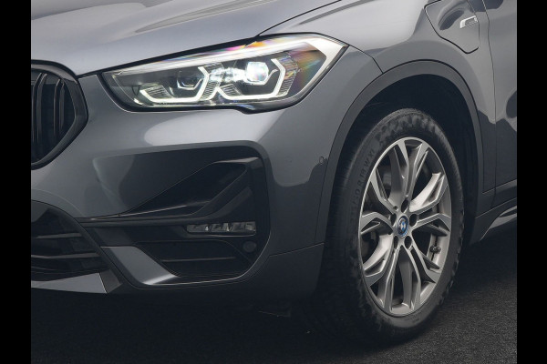 BMW X1 xDrive25e Sportline Plug In Hybrid 221pk Dealer O.H PHEV | Panodak | Adaptive Cruise | Camera | Sportstoelen Verwarmd | Sfeerverlichting | Navigatie | DAB |