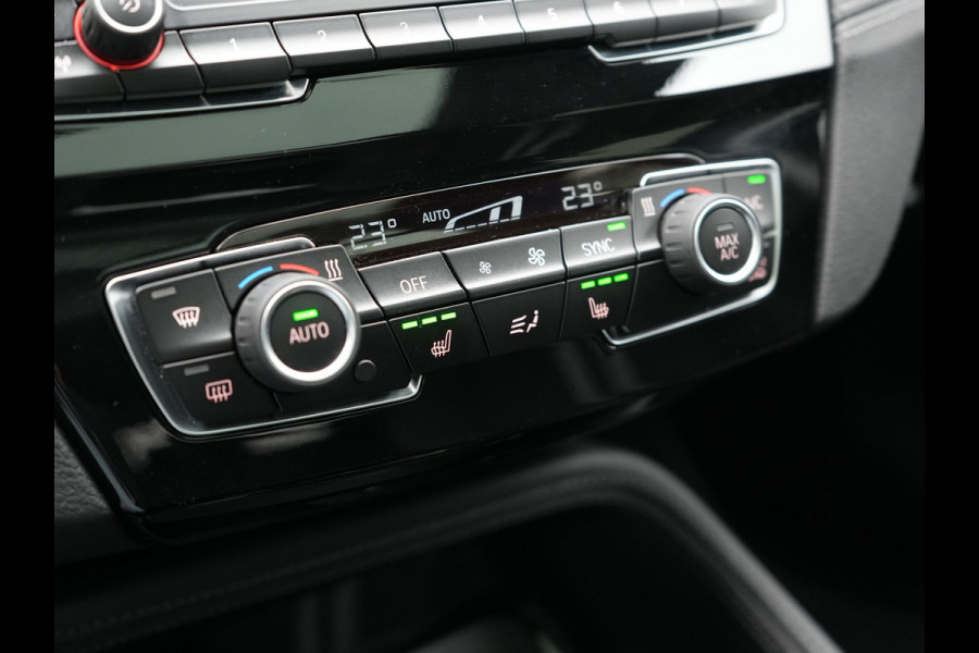 BMW X1 xDrive25e Sportline Plug In Hybrid 221pk Dealer O.H PHEV | Panodak | Adaptive Cruise | Camera | Sportstoelen Verwarmd | Sfeerverlichting | Navigatie | DAB |