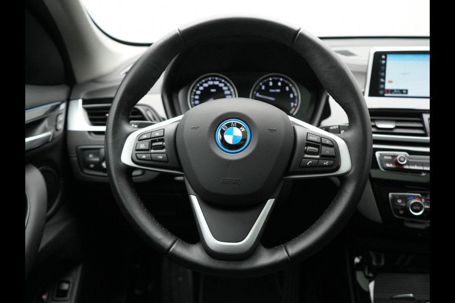 BMW X1 xDrive25e Sportline Plug In Hybrid 221pk Dealer O.H PHEV | Panodak | Adaptive Cruise | Camera | Sportstoelen Verwarmd | Sfeerverlichting | Navigatie | DAB |