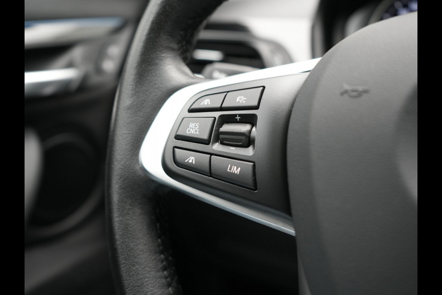 BMW X1 xDrive25e Sportline Plug In Hybrid 221pk Dealer O.H PHEV | Panodak | Adaptive Cruise | Camera | Sportstoelen Verwarmd | Sfeerverlichting | Navigatie | DAB |