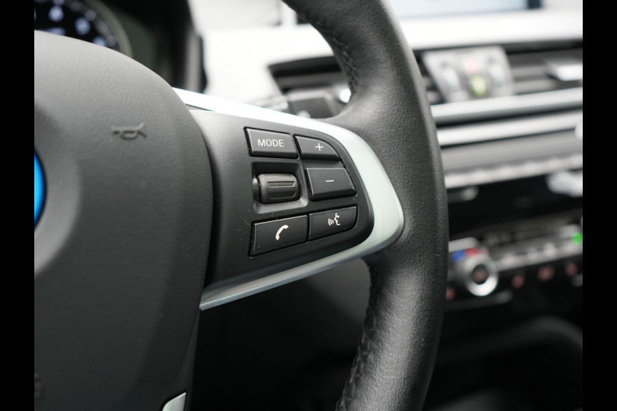 BMW X1 xDrive25e Sportline Plug In Hybrid 221pk Dealer O.H PHEV | Panodak | Adaptive Cruise | Camera | Sportstoelen Verwarmd | Sfeerverlichting | Navigatie | DAB |