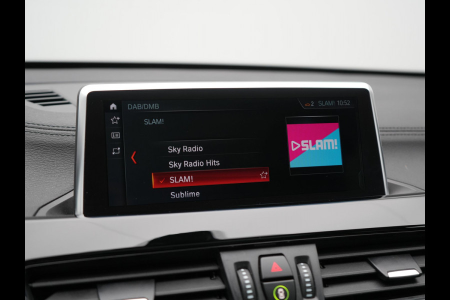 BMW X1 xDrive25e Sportline Plug In Hybrid 221pk Dealer O.H PHEV | Panodak | Adaptive Cruise | Camera | Sportstoelen Verwarmd | Sfeerverlichting | Navigatie | DAB |