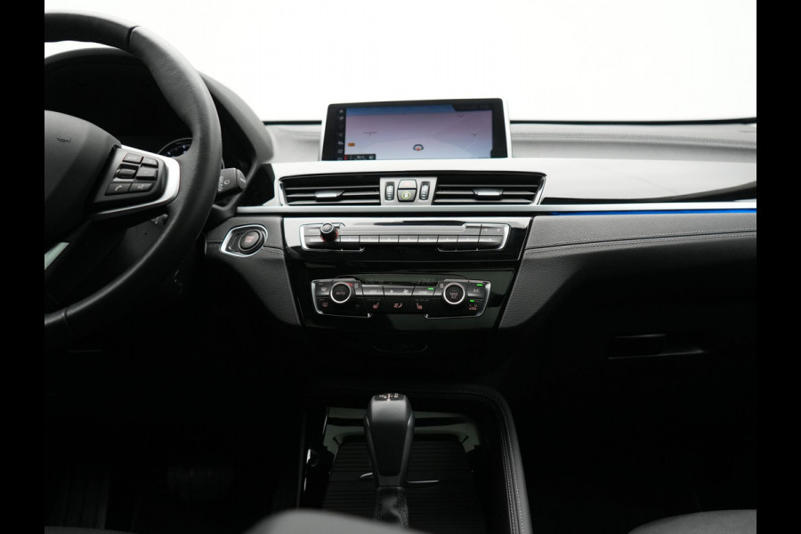 BMW X1 xDrive25e Sportline Plug In Hybrid 221pk Dealer O.H PHEV | Panodak | Adaptive Cruise | Camera | Sportstoelen Verwarmd | Sfeerverlichting | Navigatie | DAB |