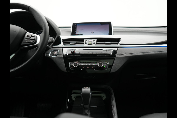 BMW X1 xDrive25e Sportline Plug In Hybrid 221pk Dealer O.H PHEV | Panodak | Adaptive Cruise | Camera | Sportstoelen Verwarmd | Sfeerverlichting | Navigatie | DAB |